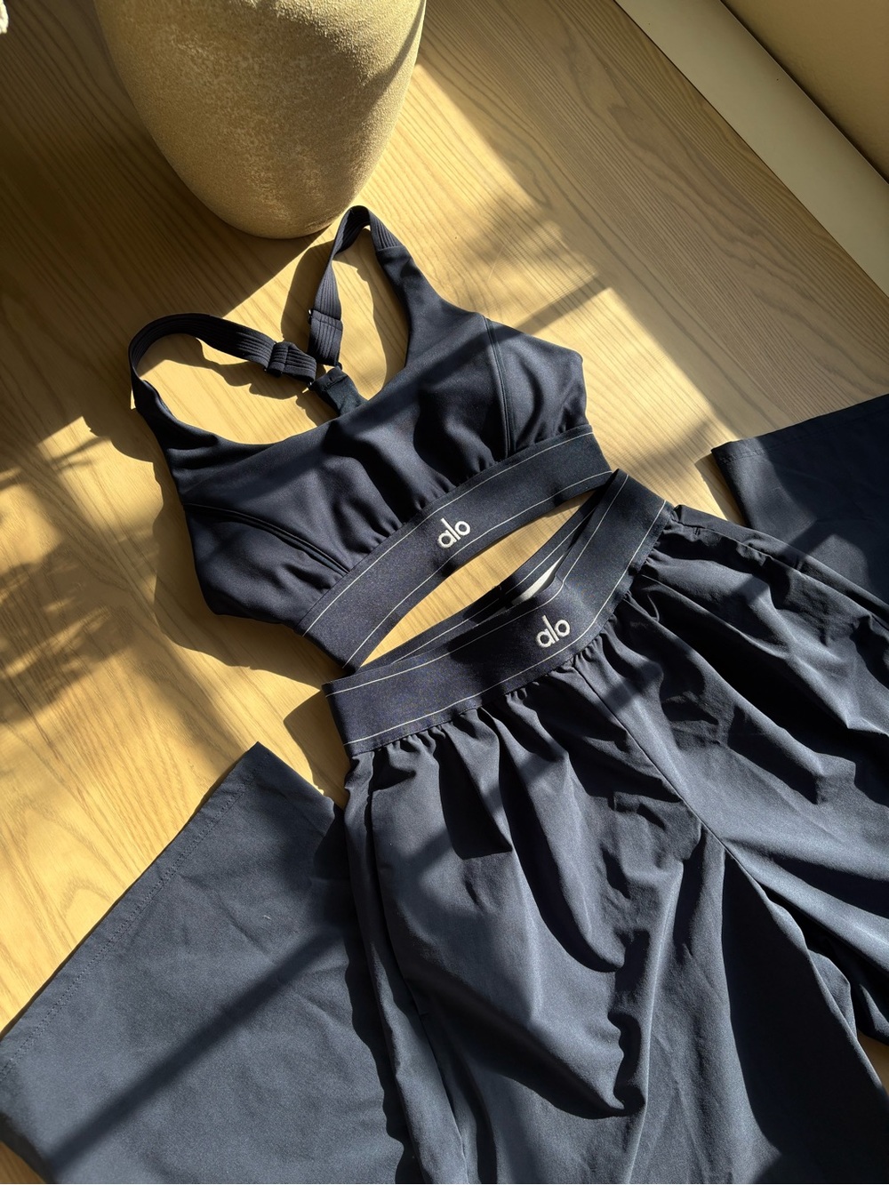 ALO blue airlift set (sports bra/suit up trouser) 2 for 1